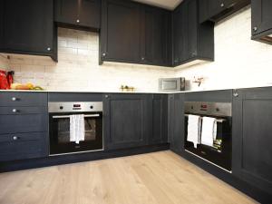 Church Leaze House by N And N Stays, Newly Refurbed Huge 6 bed house withensuite rooms for a hotel like experience, Contractor Friendly, Close to YTL Site, Private Parking and Fast Wifi