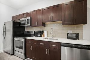 Contemporary 1BR inside Fairmount Square