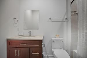 Contemporary 1BR inside Fairmount Square