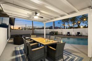 Modern Old Town Oasis - Pool Spa & Outdoor Kitchen
