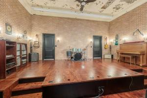 Renovated Church Hamilton! Sleeps 10 Overnight!