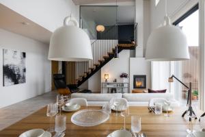 Arctic Riverside House - Modern & Scenic Views