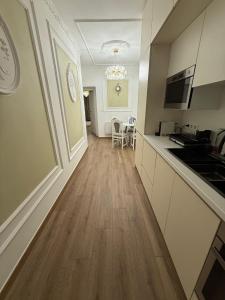 59 Bleu H City Center Apart with FreeParking, AC, and an extra large comfy bed