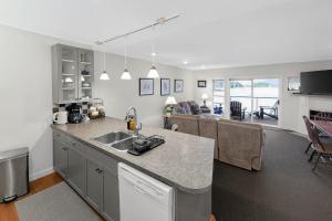 The Landing- Your Downtown Waterfront Oasis