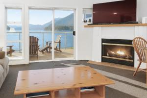 The Landing- Your Downtown Waterfront Oasis