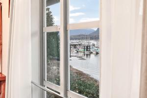 The Landing- Your Downtown Waterfront Oasis