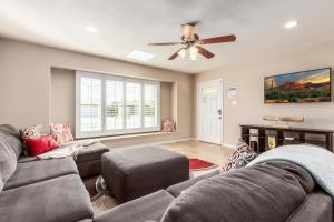 Games Galore - Old Town Scottsdale - Pool & Golf