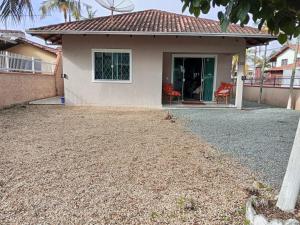 Casa espaçosa e bem localizada