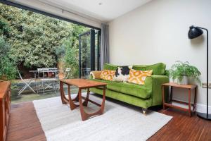 Spacious Battersea Flat with Garden