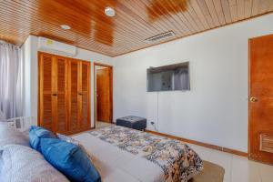 Habitación doble baño privado cerca al mar y bahia