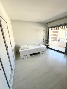 Spacious 2-Bedroom Apartment with Terrace Prime Location in Cannes