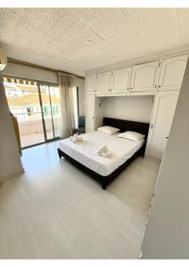 Spacious 2-Bedroom Apartment with Terrace Prime Location in Cannes