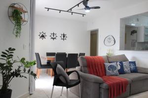 2 Quartos com Varanda sendo 1 Suíte, Cozinha completa, Vista Mar - Condomínio Frente Mar, Lazer completo com Piscina coberta e aquecida, Estacionamento, Portaria 24h - Apto indicado para Grupos, Famílias e Hóspedes a Trabalho, Praia da Guilhermin