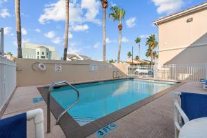 Relaxing 3-3 Island Condo - Short Walk to Beach