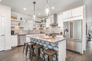 Riff & Rest - 2 Stylish Homes - Mins to Germantown