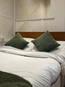 Stylish 1BR Workspace Parking central London