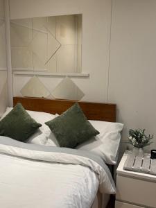 Stylish 1BR Workspace Parking central London