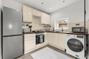 3BR Home, Driveway Parking, 1GB WiFi