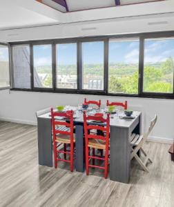 Apartment with pool near city center