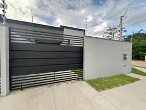 Casa vaga 2 carros ou caminhonete, 2 quartos, espaçosa, completa para 8 pessoas