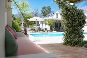 Largest one bed apartment & private pool in the Hoek