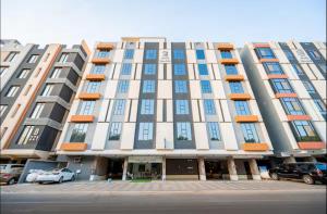 Modern 3 Bedroom Apartment with Private Bathrooms perfect for families and groups near the University and Haramain train station ثلاث غرف نوم مع حمام خاص لكل غرفة قرب الجامعة ومحطة قطار الحرمين من