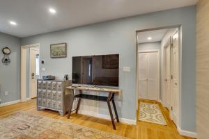 2BR DOG-Friendly Apt in 2-Fam Home - Comfy Retreat