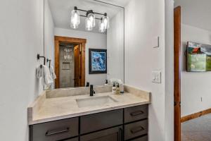 Bear Claw 312 - Ski-in Ski-out Condo!