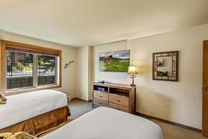 Bear Claw 315 - Ski-in Ski-out Condo!