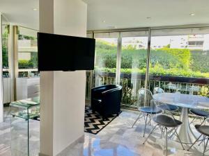 APPARTEMENT MODERNE Résidence LUXE MANDELIEU CANNES PLAGE PRIVÉE PISCINE TENNIS CASINO RESTO