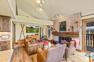 Bear Claw 404 - Ski-in Ski-out Condo!