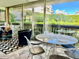 APPARTEMENT MODERNE Résidence LUXE MANDELIEU CANNES PLAGE PRIVÉE PISCINE TENNIS CASINO RESTO