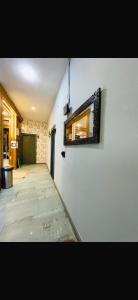Hotel Super Affordable silverkey Stay Near Krishna Nagar -Free Parking Facility