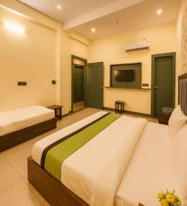 Hotel Super Affordable silverkey Stay Near Krishna Nagar -Free Parking Facility