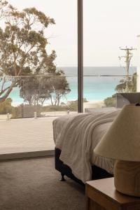 BEACHHOUSE BINALONG Luxury waterfront holiday house at Bay of Fires