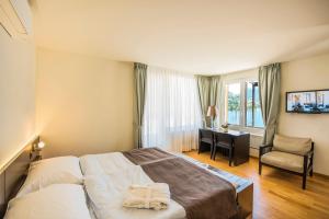 Two-Bedroom Suite with Lake View and Terrace room in Hotel Walter Au Lac