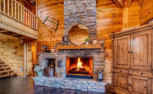 Luxe Cabin - Hot Tub, Deck, Views, Near Blue Ridge