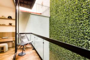 Aesthetic Studio with Private Balcony and Rooftop with Jacuzzi