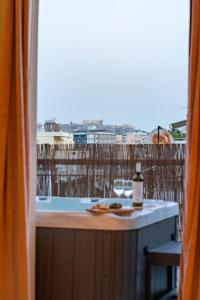 Hot tub with Acropolis view 1 minute from METRO TRAIN