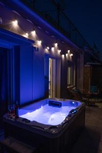 Hot tub with Acropolis view 1 minute from METRO TRAIN