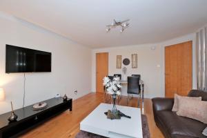 Executive 2-Bed Great River View Apartment in Aberdeen-Free Parking-FastWiFi
