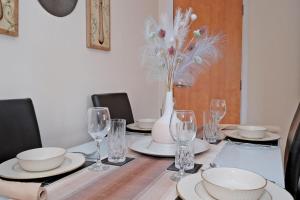 Executive 2-Bed Great River View Apartment in Aberdeen-Free Parking-FastWiFi