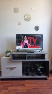 Depto moderno con piscina y vista ciudad, a pasos Metro Santa Isabel y Barrio Italia