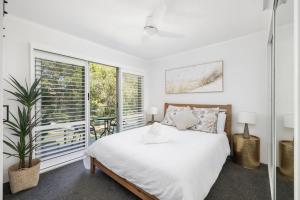 Ocean Breeze - Metres to Shoal Bay Beach