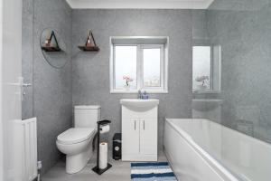 Luxury House - Brand New - Parking - Sleeps 5