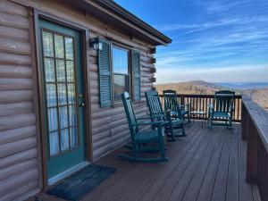 Mountain View Log Cabin - Cozy cabin in the Blue Ridge Mountains- New Property!