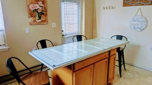 Relaxing Rustic Oasis II, Unit B - 6 minute walk to Downtown! Cyclists Welcome!