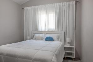 Lumora - Cozy 2-BD Condo in French Cay