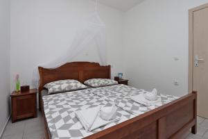 Apartments with parking space Senj - 21500