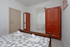 Apartments with parking space Senj - 21500